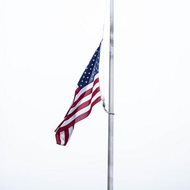 降半旗的美国国旗，伊士曼·蔡尔兹摄