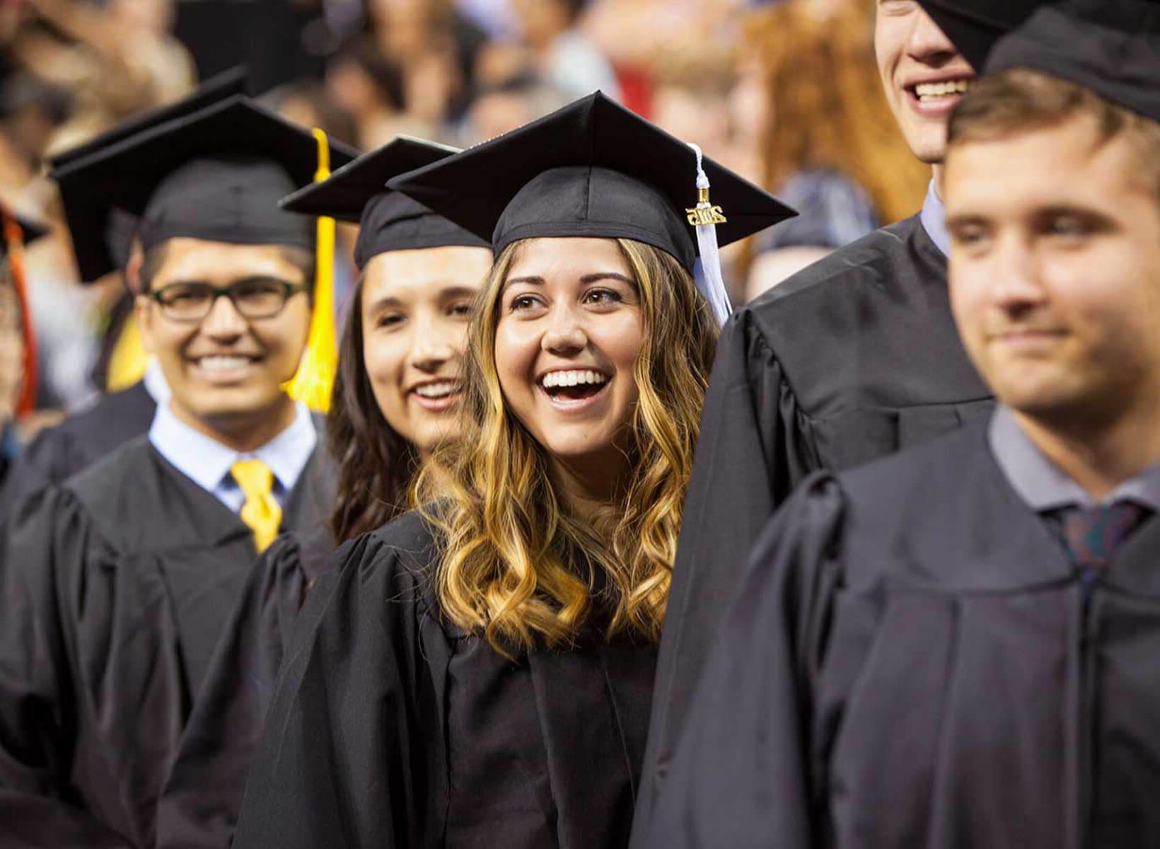 毕业典礼上，斯坦福大学的本科生戴着帽子，穿着长袍
