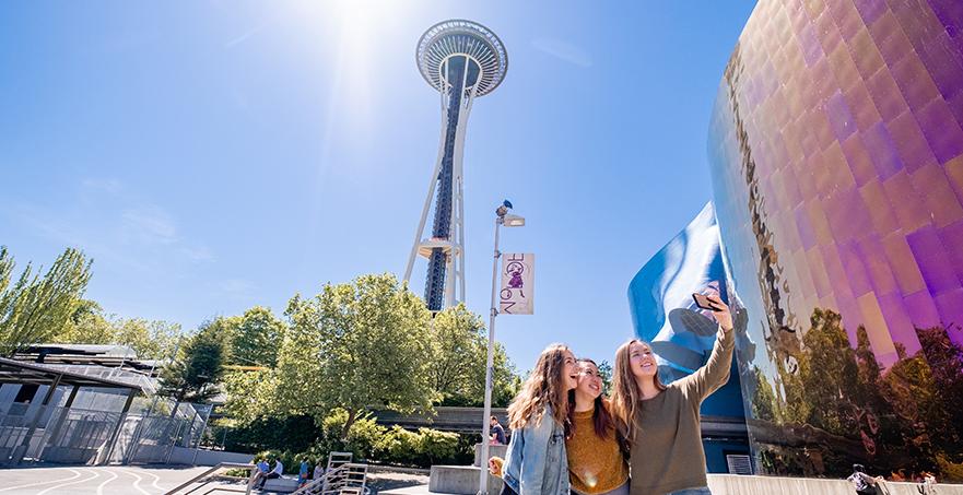 三名女学生在西雅图太空针塔前自拍